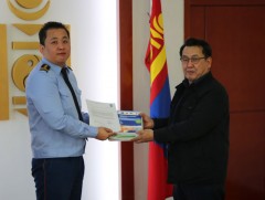 “Эрсдэлийн удирдлага” эмхэтгэлийг хүлээлгэн өглөө