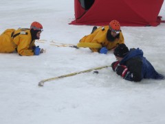 Мөс цөмөрч усанд унасан хүнийг аврах алхам 