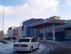 Нийслэлийн 13 сургуулиас 200 метр дотогш зайд 16 шатахуун түгээх болон авто газ түгээх цэг байрлаж..