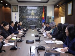 Хүүхдийн төлөө үндэсний зөвлөлийн гишүүд эрүүл мэндийн салбар дахь хүүхдийн эрхийн хэрэгжилттэй та..