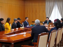 “Халуун сэтгэл” аяны хүрээнд цугларсан хандивыг УОК-т хүлээлгэн өглөө