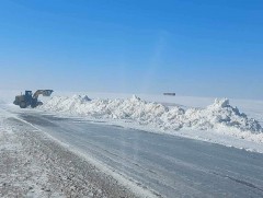 Шуурхай ажлын хэсгүүд авто замын зорчих хэсгийн цас, мөсийг цэвэрлэж байна 