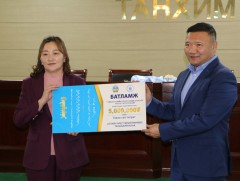 31 багшийг тус бүр 5 сая төгрөгөөр урамшууллаа