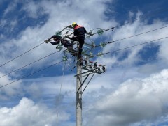 Цахилгааны гэмтлийг засварлахаар шуурхай үйлчилгээний бригадууд ажиллаж байна 