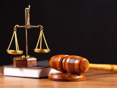 Шүүх хуралдааныг хойшлуулж, шүүгдэгчийг албадан ирүүлэхээр шийдвэрлэв