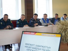 Сэлэнгэ аймгийн  зарим сумын ЭМТ-д туулах чадвартай автомашиныг гардуулан өглөө