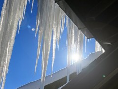 Сэрэмжлүүлэг: Дээрээс мөс унаж гэмтээх аюултай тул болгоомжилно уу