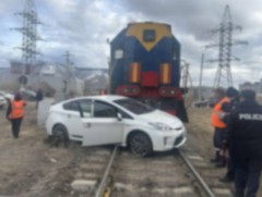 Суудлын автомашин сэлгээний галт тэрэгтэй мөргөлджээ 