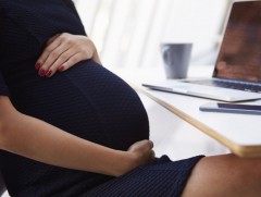 Жирэмсний болон амаржсаны тэтгэмж бодох хугацаанд нийтээр тэмдэглэх баярын өдөр тохиовол ажлын өдө..