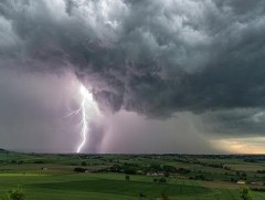 Ойрын өдрүүдэд ихэнх нутгаар дуу цахилгаантай бороо орох тул болзошгүй эрсдэлээс сэргийлэхийг анха..