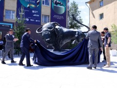 Санхүүгийн салбарын бэлгэдэл болсон бухын хөшөөг нээлээ