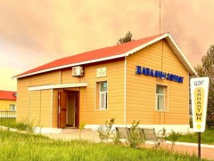 Давааны зөрлөг рүү 3 вагонтой зорчигчийн галт тэрэг аялж байна