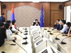 Олон улсын олимпиадад амжилттай оролцсон багш, сурагчдыг хүлээн авлаа