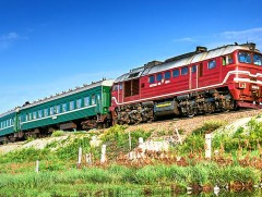 Наадмаар Хүй долоон худгийн харалдаа байрлах Давааны зөрлөг рүү зорчигчийн галт тэрэг аялна 