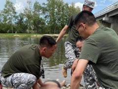 Согтуу хүн голын усанд хөвж байсныг аварлаа