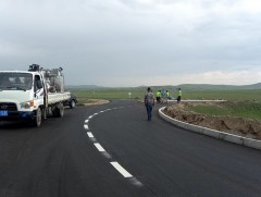 Эмээлтээс Хүй 7 худаг чиглэлийн аюулгүйн тойрог орчмын 1.1 км замыг засварлаж байна