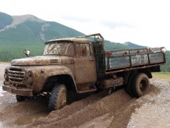 Хөвсгөл нуурт живсэн Зил-130  ачааны автомашиныг татан гаргалаа