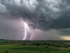 Мөндөр, аянга цахилгаан, нөөлөг салхи, уруйн үер, үер усны аюулаас сэрэмжтэй байхыг анхааруулж байна