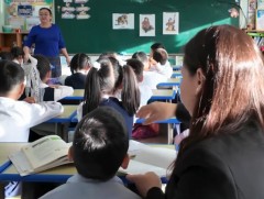 Багшийн туслах ажиллаж байна