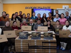 Алслагдсан сумдын 95 сургуульд зөөврийн компьютер  өгчээ