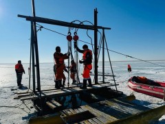 Алба хаагчид 15 метрийн гүнд шумбаж, автомашиныг татан гаргалаа