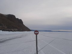 Хөвсгөл нуурын мөсөн дээгүүр зорчихгүй байх хориглосон тэмдгийг байрлууллаа