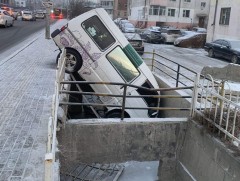 Үерийн хамгаалалтын сувгийн хашлагыг мөргөж машин унаж осолджээ