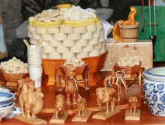 Цагаансар нэртэй 11 хүн, Могой нэртэй 1 хүн байна