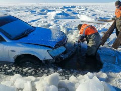 Мөс цөмөрч суусан автомашиныг татан гаргажээ