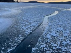 Хөвсгөл нуурт хар хил гарчээ