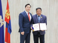 Ардын багш А.Гүрбадамыг нийслэлийн дээд шагнал 