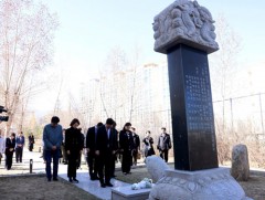 БНСУ-ын Үндэсний Ассамблейн дарга И Тэ Жүний дурсгалын хөшөөнд хүндэтгэл үзүүлж, Чойжин ламын сүм ..