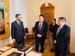 Унгар Улсын Шинжлэх ухааны академид зочлов