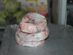 Иргэд мах, гурил, хүнсний ногоогоо граммаар авч байна