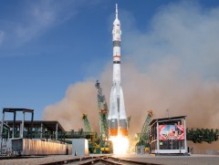 ОХУ, АНУ-ын сансрын нисэгчид тойрог замд ажиллахаар очжээ