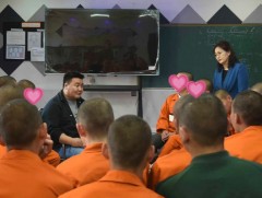 Монгол Улсын аварга С.Мөнхбат хүмүүжигч хүүхдүүдэд хүсэл зорилго, мөрөөдлийн тухай халуун дотно яр..