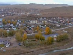 Боловсон хүчнээ хадгалахын тулд сумын төвөөс амьдрах байр, газар олгосон байна