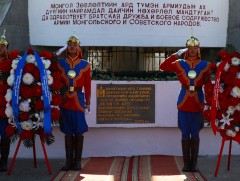 Монгол ард Эскадрилийн дурсгалын хөшөөнд цэцэг өргөж, хүндэтгэл үзүүллээ