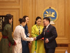  3х3 сагсан бөмбөгийн тамирчдад Ерөнхий сайдын нэрэмжит 500 саяын батламж гардуулж өглөө