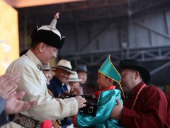 Монгол Улсын Ерөнхийлөгч хурдан морины унаач хүүхдүүдэд баяр хүргэж бэлэг гардуулав