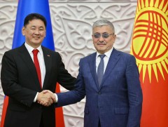 Ерөнхийлөгч У.Хүрэлсүхэд Киргизийн Сайд нарын танхимын дарга бөгөөд Ерөнхийлөгчийн Тамгын газрын д..