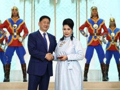 Ардын жүжигчин Аюурзанын Долгорт Хөдөлмөрийн баатар цол хүртээлээ