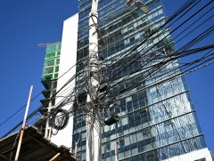 Явган хүний замын шинэчлэлтийн хүрээнд ил кабелуудыг газар доогуур сувагчилж байна