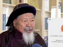 Уран зохиолын хэлбэрээр бүтээсэн 