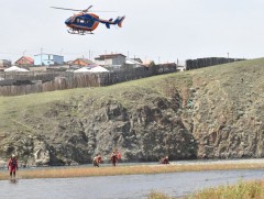 Нисдэг тэргээр уснаас аврах ажиллагааны дадлага хийж, ур чадвараа нэмэгдүүллээ