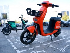 Цахилгаан дугуй, скүүтэрийн зогсоол хийж байна