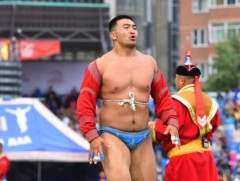 Намрын улирлын нээлтийн барилдаанд Улсын арслан Ц.Бямба-Отгон түрүүллээ