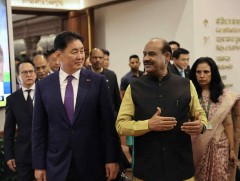 Монгол Улсын Ерөнхийлөгч У.Хүрэлсүхэд Бүгд Найрамдах Энэтхэг Улсын Парламентын Доод танхимын дарга..