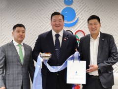 Хакухо М.Даваажаргал болон холимог тулааны спортын төлөөлөгчид Олимпик хауст зочиллоо