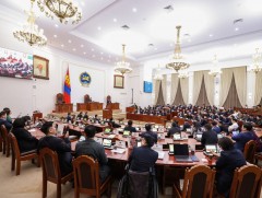 Үндсэн хууль зөрчсөн эсэх асуудлыг ҮХЦ яаралтай горимоор шийдвэрлэх ёстойг хуульчид хэлж байна